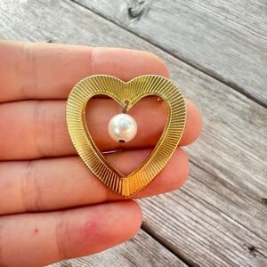 Vintage Jewelry Heart Brooch with faux pearl heart pin
